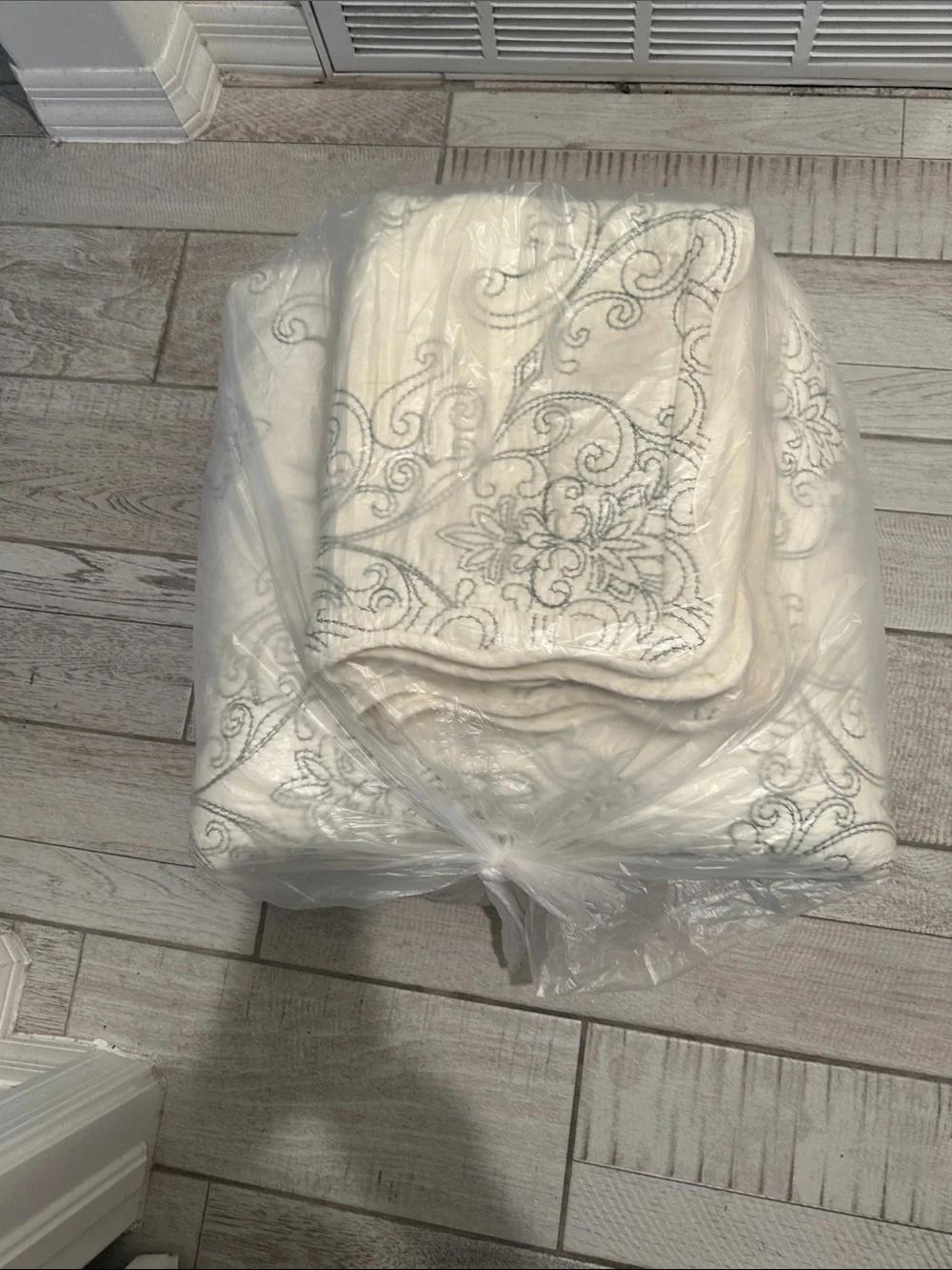 Classic Scroll Pattern Queen Cream Bedspread Set - Neutral Bedding